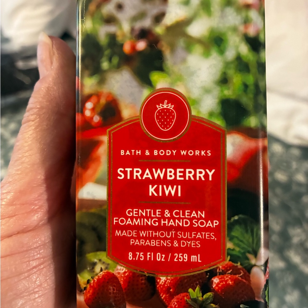 Bath & Body Works Strawberry Kiwi Foaming Hand Soap (4) - Picture 3 of 5